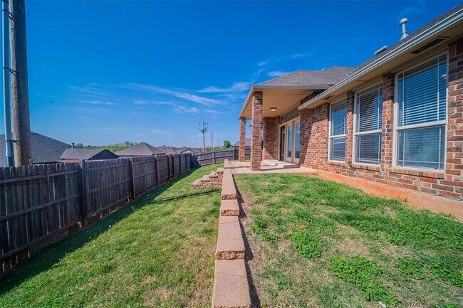 Building Photo - 1105 Kelsi Dr