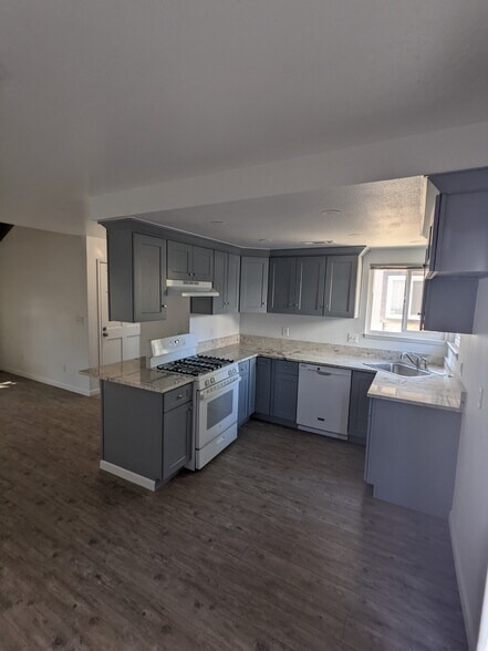 Building Photo - 1118 S Edison St