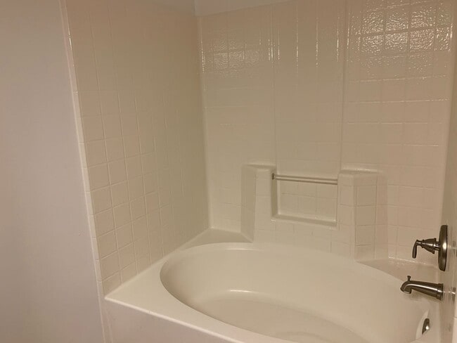 Building Photo - 3 Bedroom Twinhome