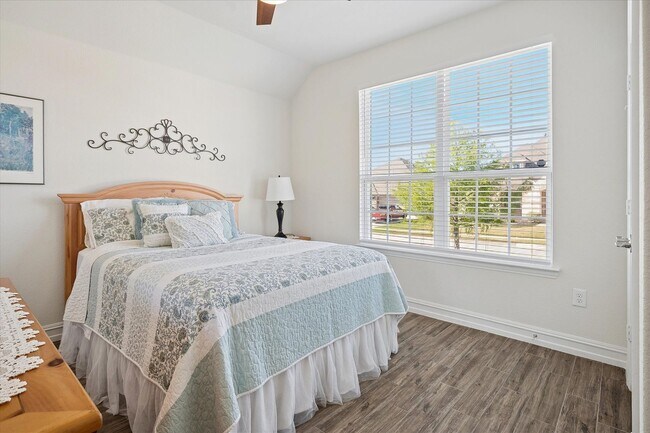 Building Photo - Immaculate 3 Bed, 2 Bath