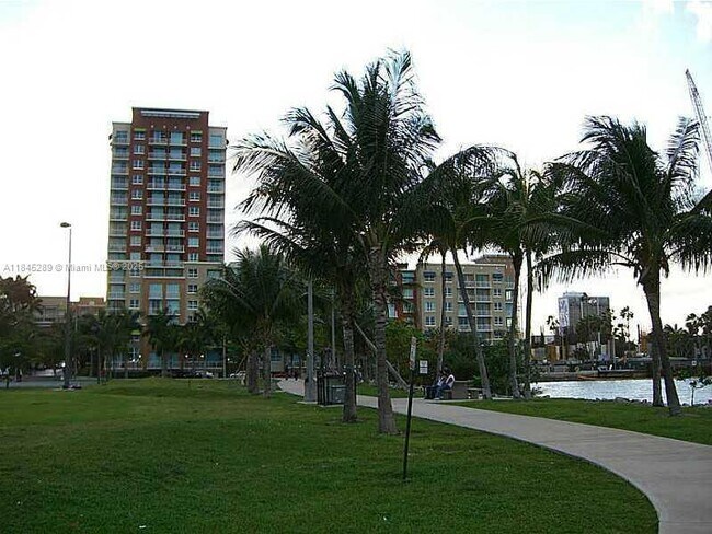 Building Photo - 2000 N Bayshore Dr