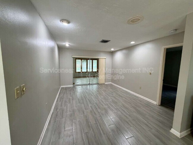 Building Photo - 423 Whispering Oaks Ct