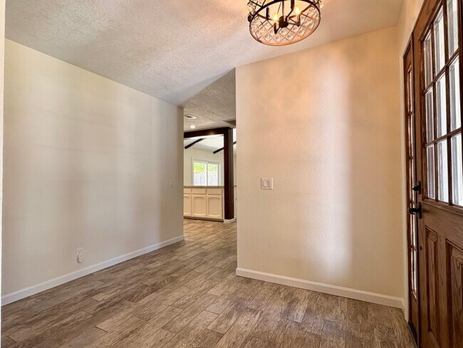 Building Photo - Beautiful 3 Bedroom, 2.5 Bathroom Fully Remodeled Home in Orangevale!