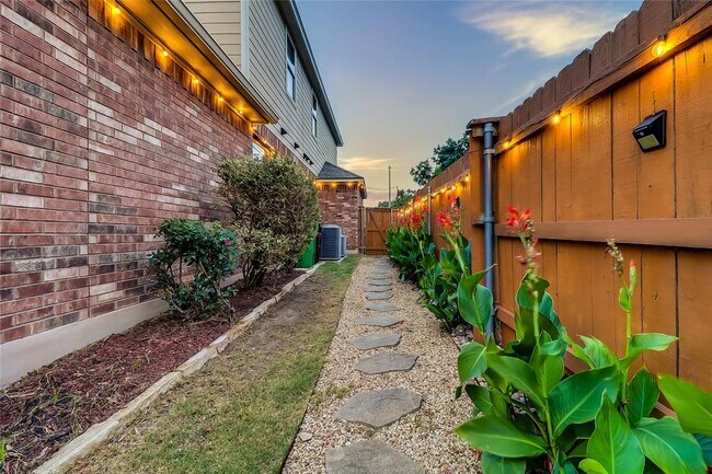 Building Photo - 401 Silver Trail