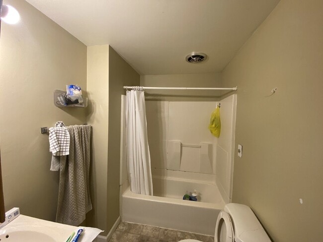 Building Photo - Great 3 bed 1 bath close to campus! Availa...
