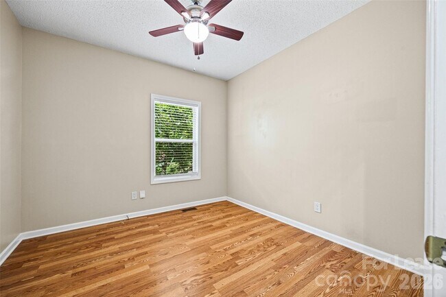 Building Photo - 215 6th St