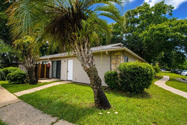 Building Photo - Freshly Updated 2BR Unit Near Old Palafox Hwy with New Wood-Look Flooring, Vaulted Ceilings & Uti...