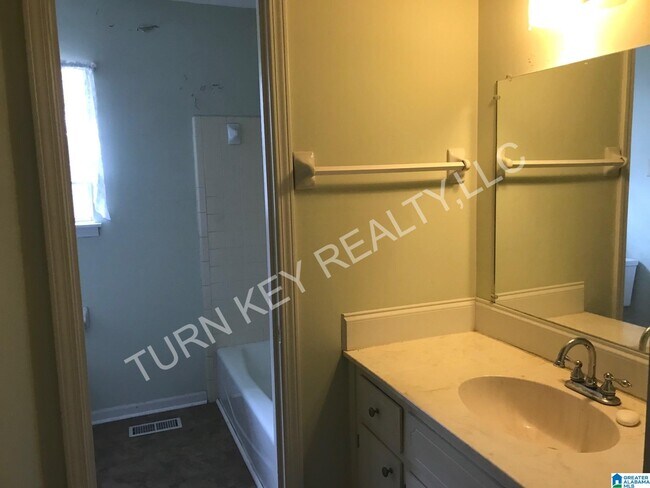 Building Photo - 2548 Janice Cir NE