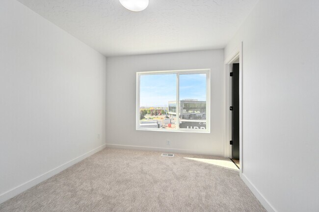 Building Photo - 567 W 620 N