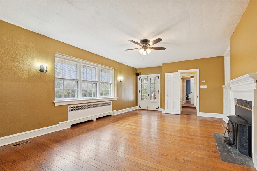 Building Photo - 134 Yew Rd