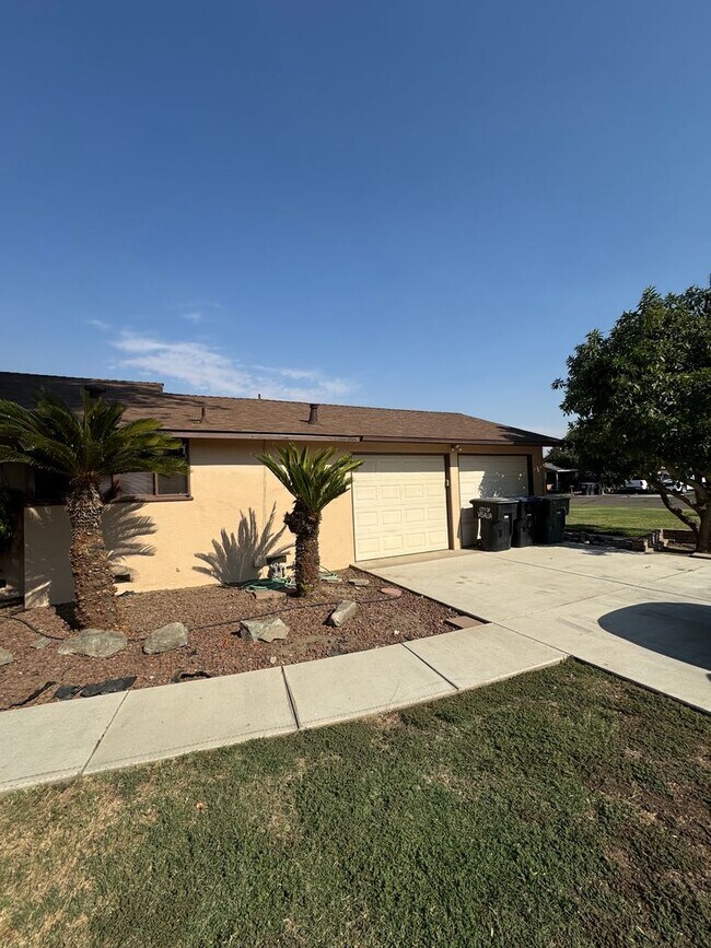 Building Photo - Charming Home Rent Ready !