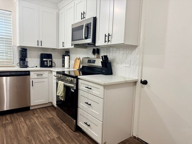 Building Photo - Gorgeous Single Family 4 bedroom furnished rental in Green Run