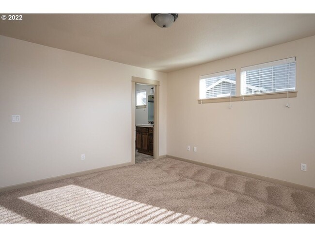 Building Photo - 4 Bedroom Home near Orenco Station!!