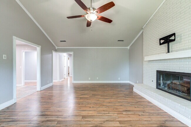 Building Photo - Renovated Three-Bedroom home in Central Lu...