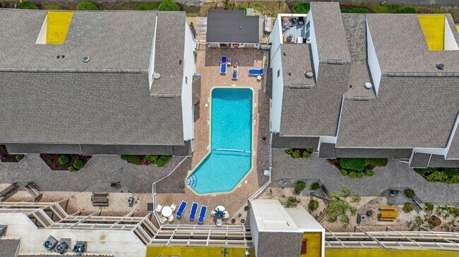 Building Photo - All Inclusive Seasonal Rental Available Oc...