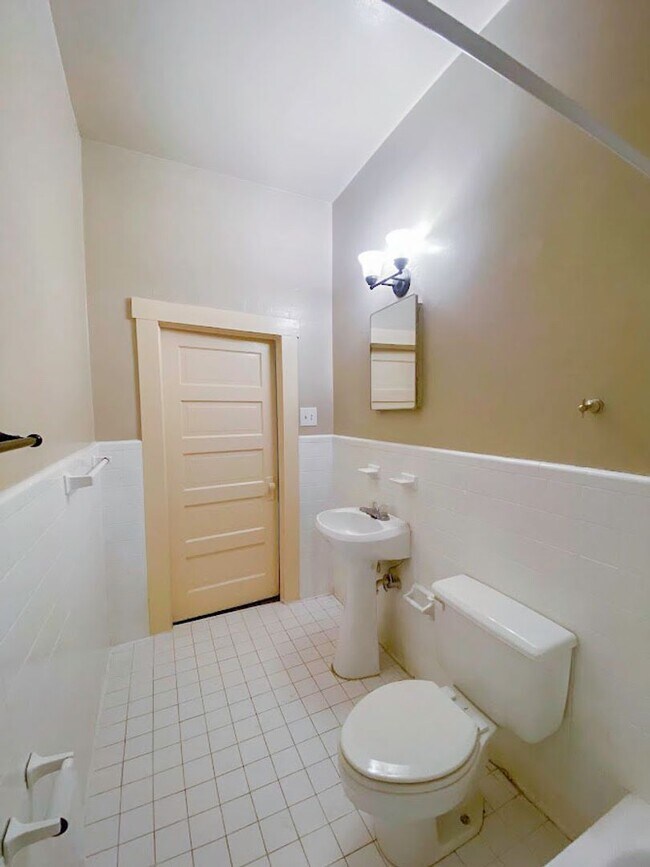 Building Photo - Updated 1Bd 1Ba apartment Historic home cl...