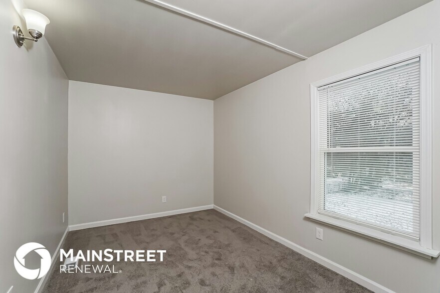 Building Photo - 1542 W Oak St