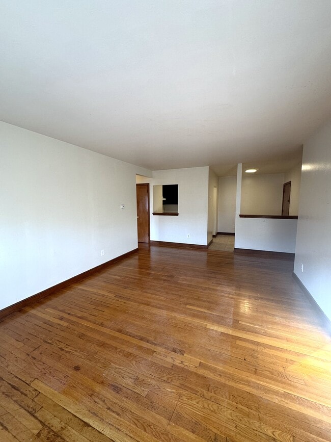 Building Photo - 580 Bridge St