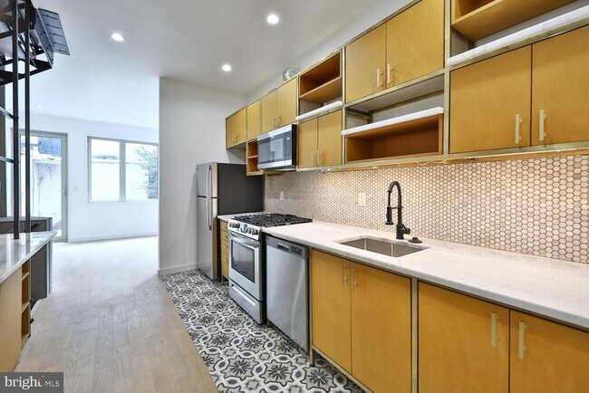 Building Photo - 725 S 6th St