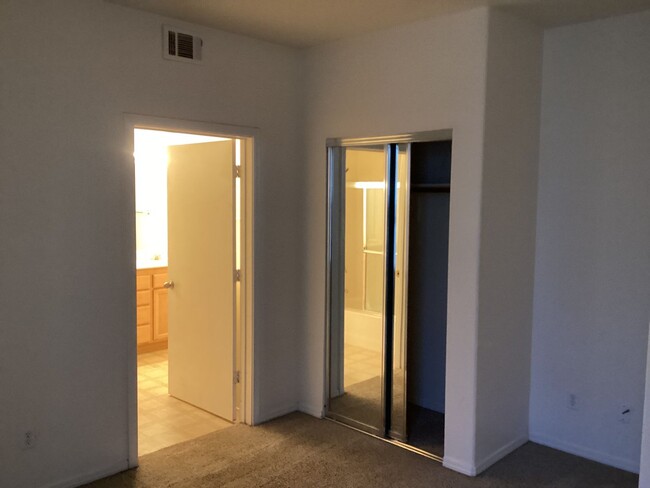 Building Photo - Upstairs Condo Located in the Oak Creek Vi...