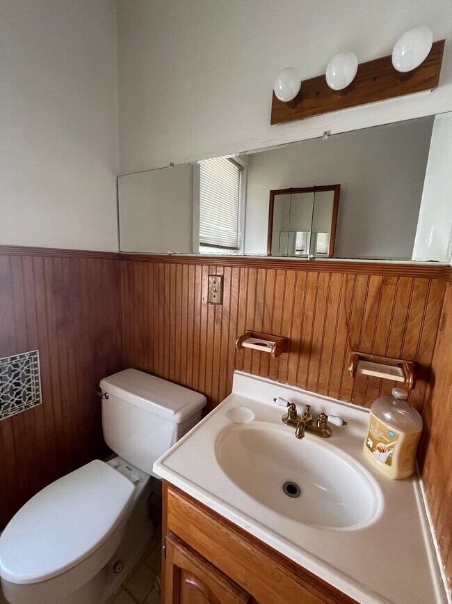 Building Photo - 216 Rochelle Ave