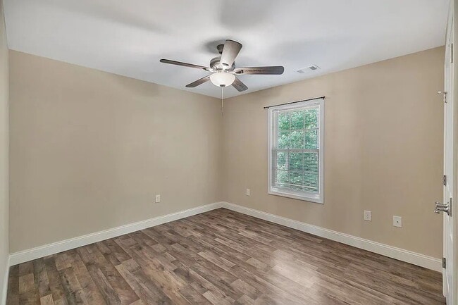 Building Photo - Charming 3-Bedroom Haven with 2 Full Baths...