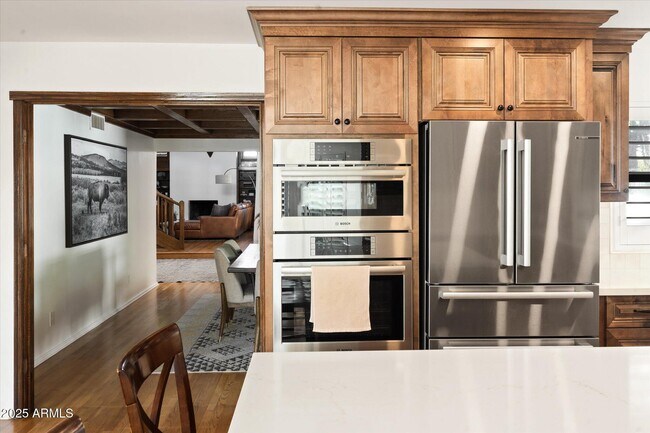 Building Photo - 1025 E Morten Ave