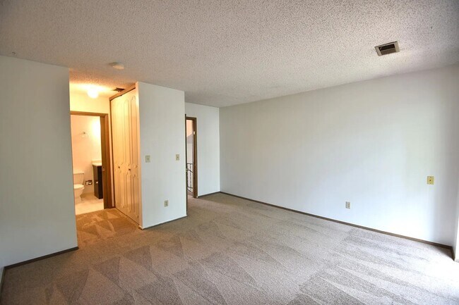 Building Photo - Spacious 2BR/2BA with Fenced Yard in Boulder