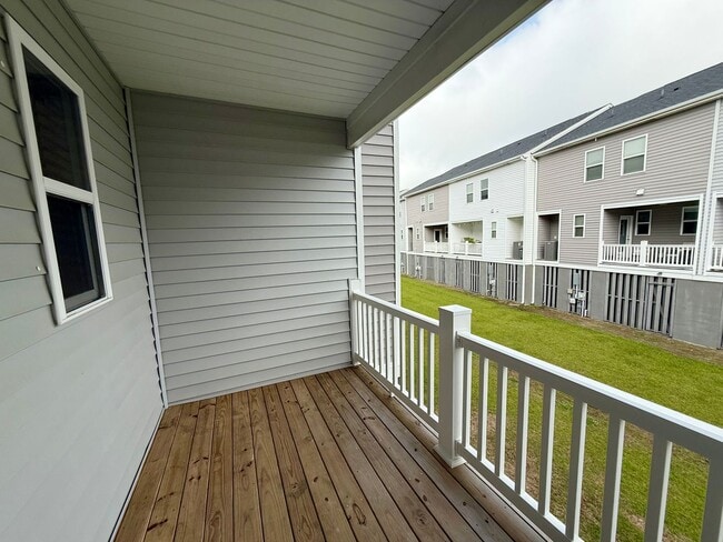 Building Photo - Move In Ready Townhome in Marshview Commons