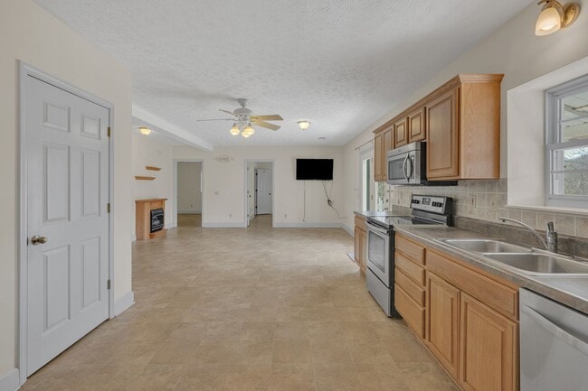 Building Photo - 7506 Sleepy Hollow Rd