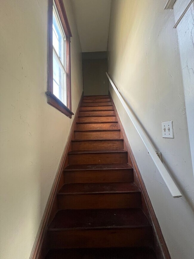 Building Photo - Spacious 4 Bedroom Southside Holland