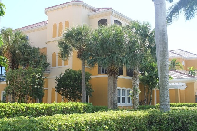 Building Photo - AVAILABLE May 1-2026 ...Spacious and Bright 3 bedroom-2.5 bath ground floor Condo in popular Hamm...