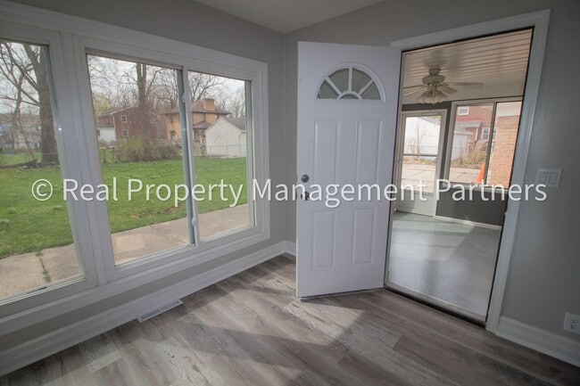 Building Photo - 1 Room for Rent in a 6-Bedroom Student Hom...