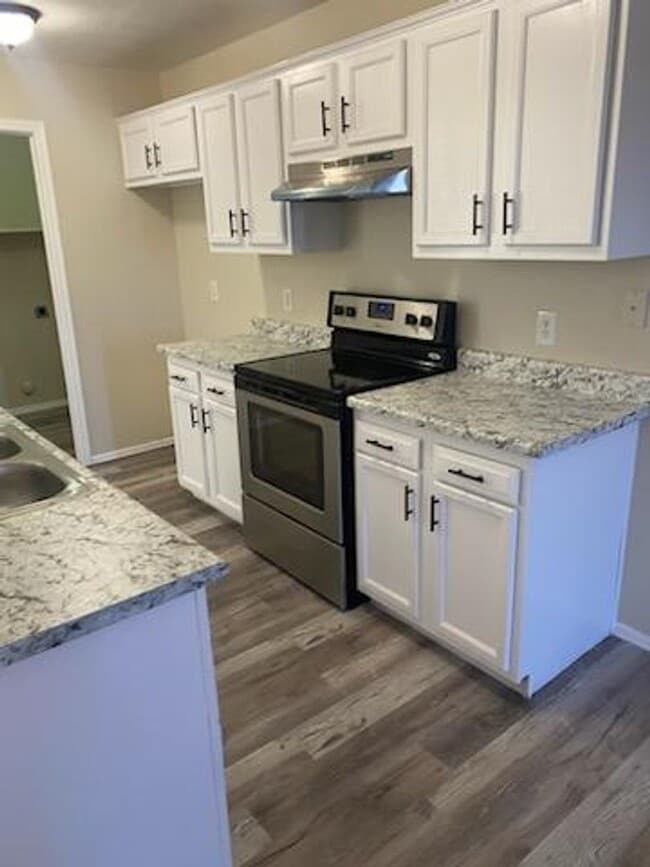 Building Photo - 3 Bedroom | 2.5 Bathroom | End Unit   Garage | Fenced Backyard  FREE Rent OAC (On Approved Credit)