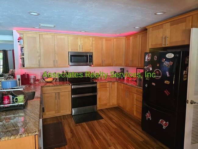 Building Photo - Huge home on acreage with Greenhouse and P...