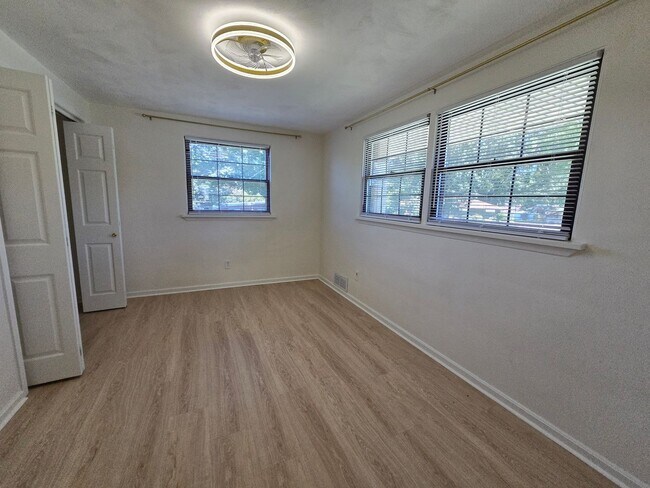 Building Photo - 454 Colonial Dr