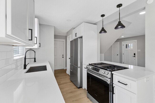 Building Photo - 12223 Kingslake Forest Dr
