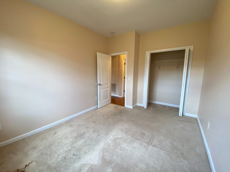 Building Photo - Room in House on Kinsley Pl