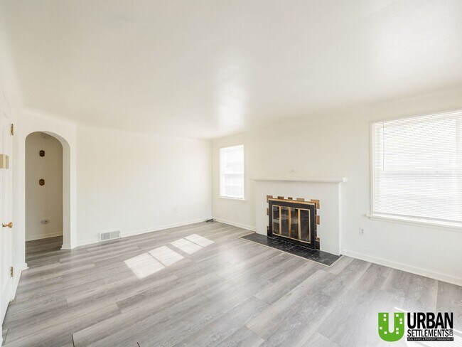 Building Photo - 2427 W Walton Ave