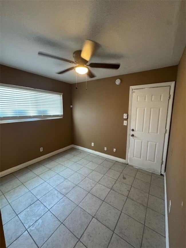 Building Photo - 16510 Lakeshore Dr