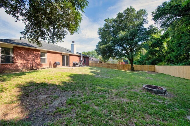 Building Photo - Pet Friendly Home Available Now!