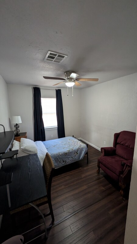 Building Photo - 1004 NE 28th St