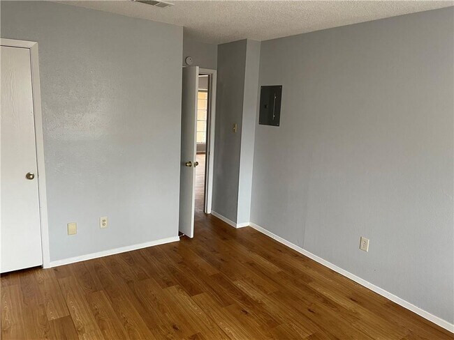 Building Photo - 105 Meteor Dr