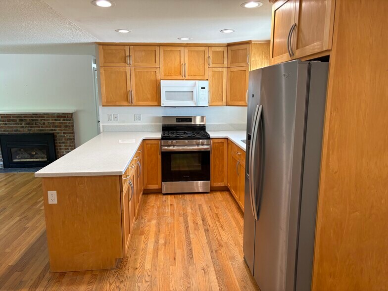 Building Photo - 6720 SW Oakwood Dr