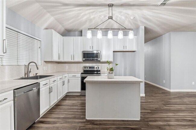 Building Photo - 16535 Cypress Bridge Dr