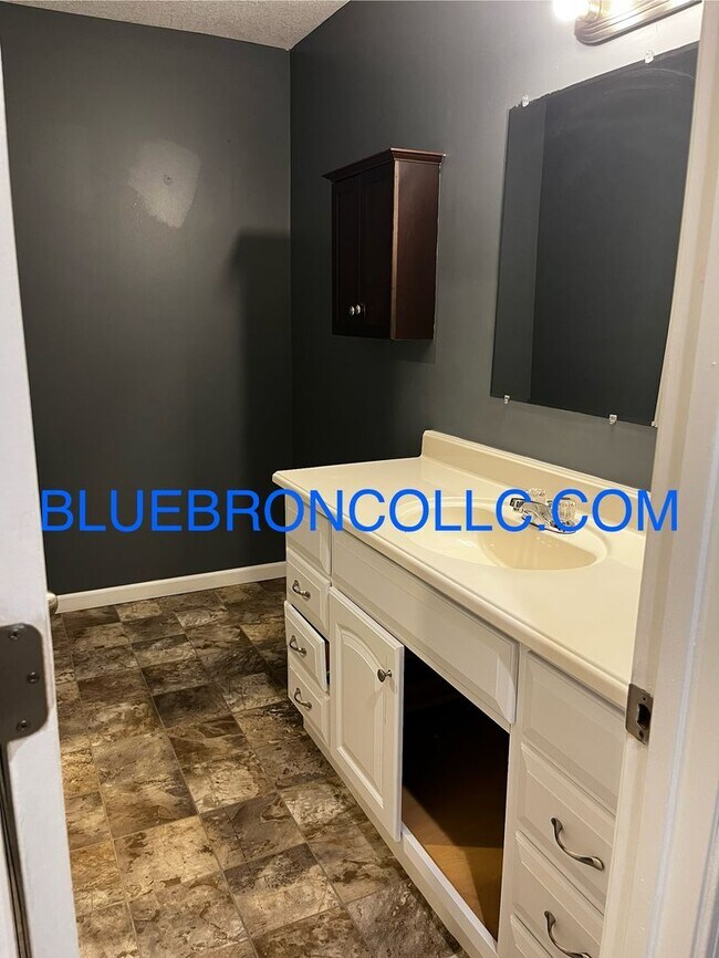 Building Photo - Great price for 2 bedroom townhome, spacio...