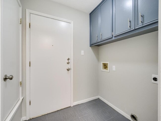 Building Photo - 208 Tamara Dr