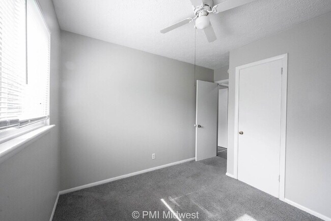 Building Photo - "Charming 4-Bedroom Retreat with Spacious Living in Indianapolis!"