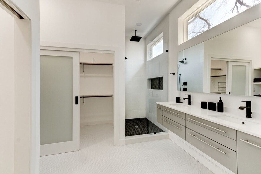 Building Photo - 2715 Zaragosa St