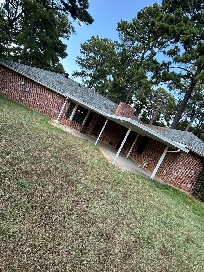 Building Photo - 2907 Salem Dr